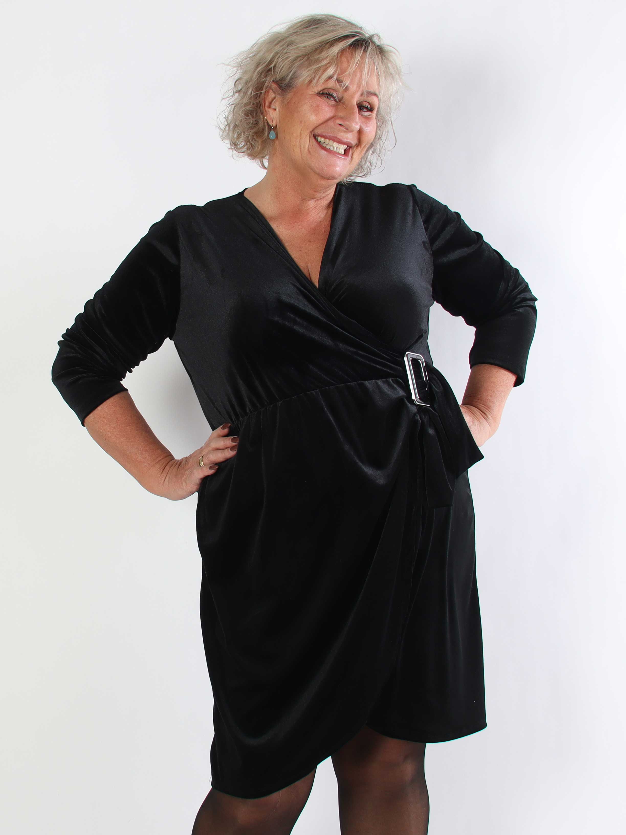 Sinda - Plus size velourkjole med slå-om effekt og spænde